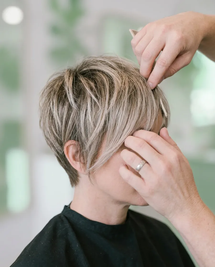 Friseurin stylt eine moderne Kurzfrisur bei den Haarfeen in Harsefeld